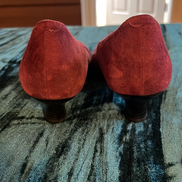 Clark’s Artisan Suede Kitten Heel - Picture 2 of 4